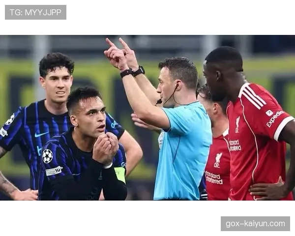 战地纪实:争议哨响后,博洛尼亚主帅在赛后发布会上手持iPad质疑点球判罚 战地纪实:争议哨响后,博洛尼亚主帅在赛后发布会上手持iPad质疑点球判罚